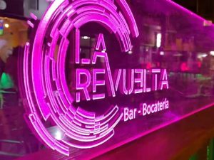 Rótulo de La Revuelta en Zaragoza con iluminación nocturna.