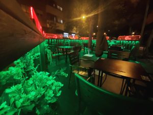 Terraza la revuelta de noche con luces