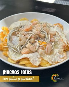 huevos rotos con gulas y gambas