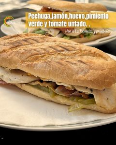 bocadillo de pechuga, jamon, huevo y tomate untado
