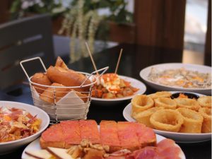 Platos para picoteo en terraza en Zaragoza.