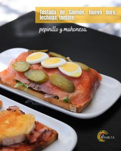 Tostada de salmón y huevo duro en zaragoza